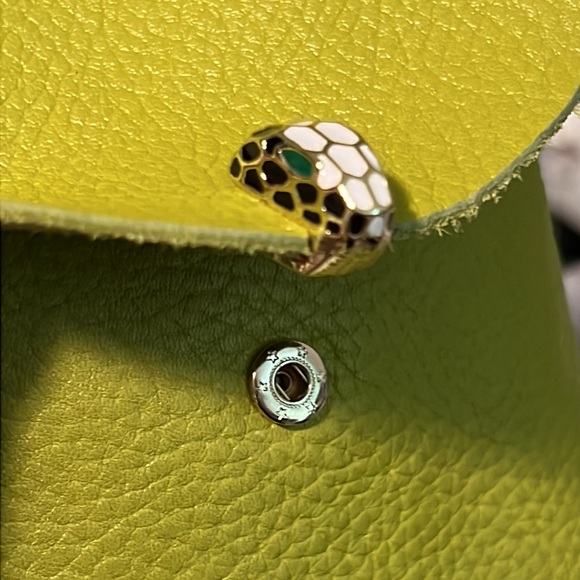 👜 Green CHIC Pebble Leather Designer Bag Snakehead Snap Closure. - Picture 3 of 15